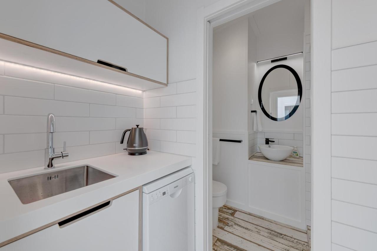 Woodside Bay Chalets Ostend Екстериор снимка